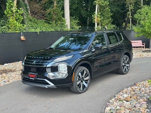 New 2025 Mitsubishi Outlander SE image 1