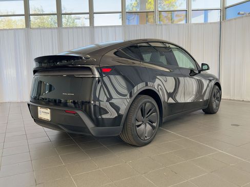 Used 2026 Tesla Model Y AWD image 9
