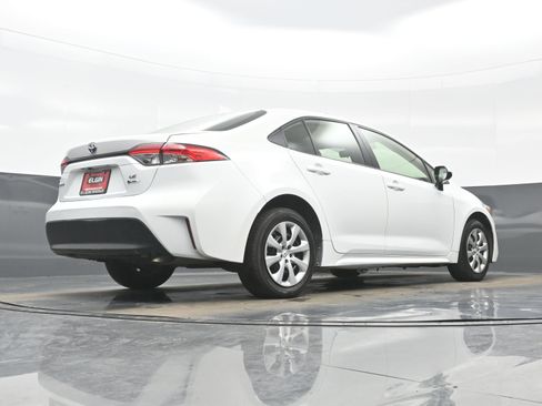 Used 2025 Toyota Corolla LE image 29