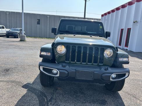Used 2023 Jeep Gladiator Sport AWD/4WD image 9