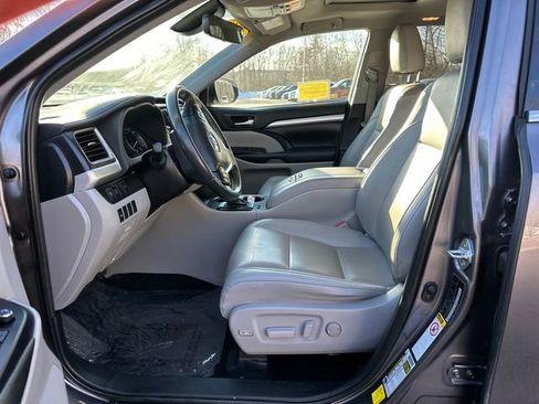 Certified 2019 Toyota Highlander XLE w/ Carpet Mat Package (TMS) image 27