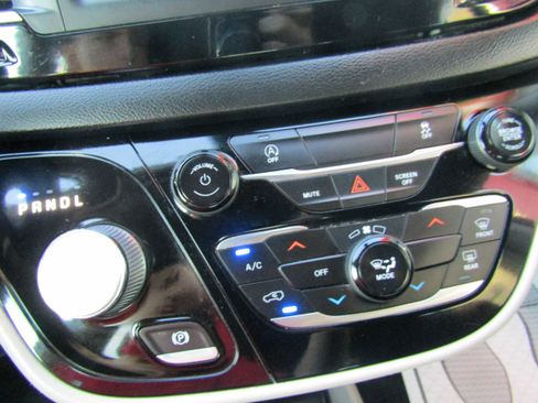 Used 2022 Chrysler Voyager LX FWD image 17