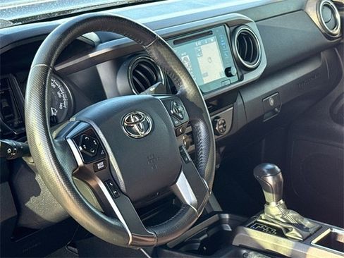 Used 2018 Toyota Tacoma TRD Sport w/ Technology Package image 17