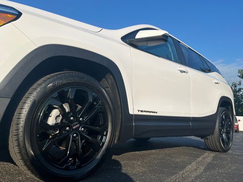 Used 2022 GMC Terrain SLE w/ Driver Convenience Package image 4