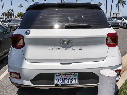 Used 2025 Hyundai Venue Limited FWD image 13
