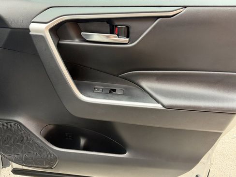 Used 2021 Toyota RAV4 XLE Premium image 19