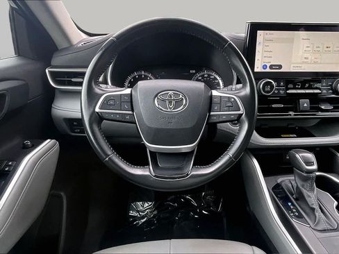 Used 2023 Toyota Highlander XLE FWD image 6