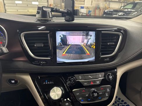 Used 2019 Chrysler Pacifica Limited image 21