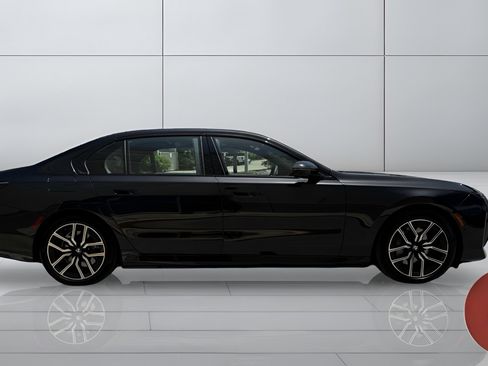 Used 2025 BMW i7 xDrive60 AWD/4WD image 9