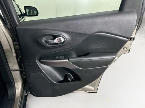 Used 2019 Jeep Cherokee Limited w/ Luxury Group FWD image 29