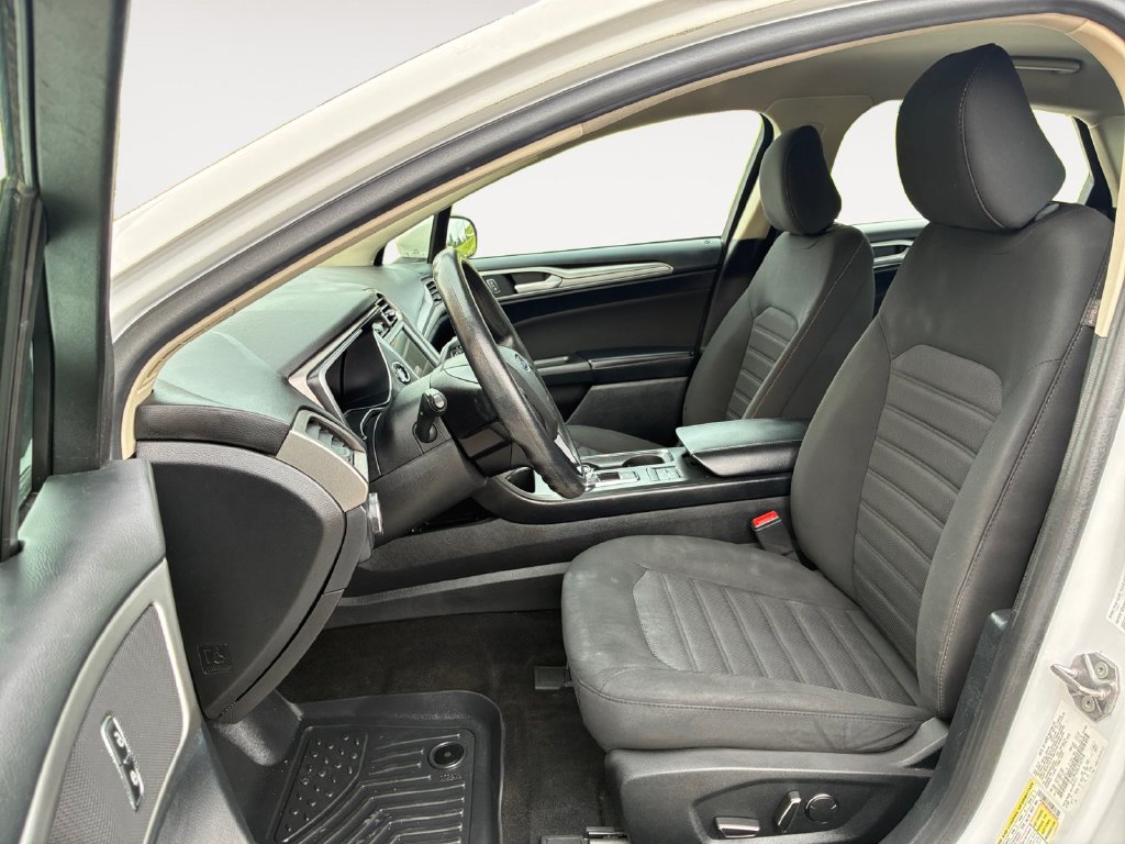 Used 2020 Ford Fusion SE FWD image 13
