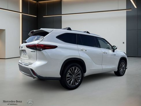 Used 2020 Toyota Highlander Platinum FWD image 4