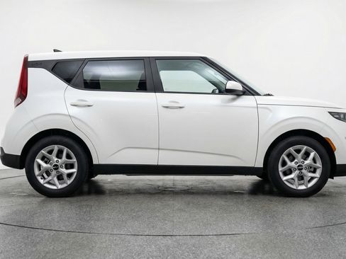 Used 2025 Kia Soul LX w/ LX Technology Package FWD image 11