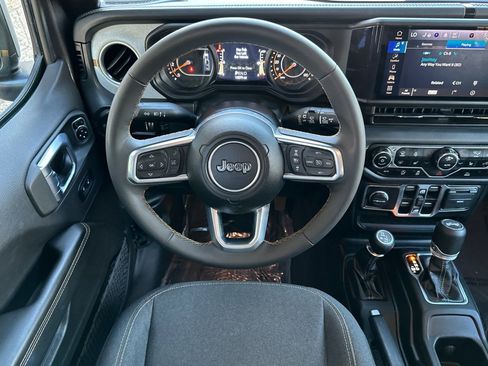 Used 2025 Jeep Wrangler Sahara image 14