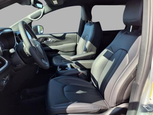 New 2026 Chrysler Pacifica Select image 19