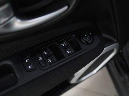 Used 2019 Jeep Renegade Latitude w/ Popular Equipment Group image 21