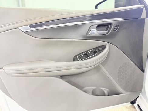 Used 2018 Chevrolet Impala LT FWD image 12