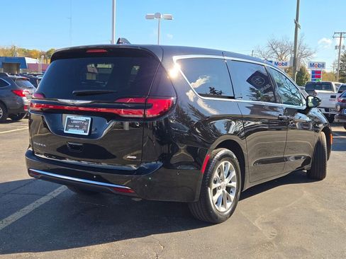 Used 2024 Chrysler Pacifica Touring-L image 10