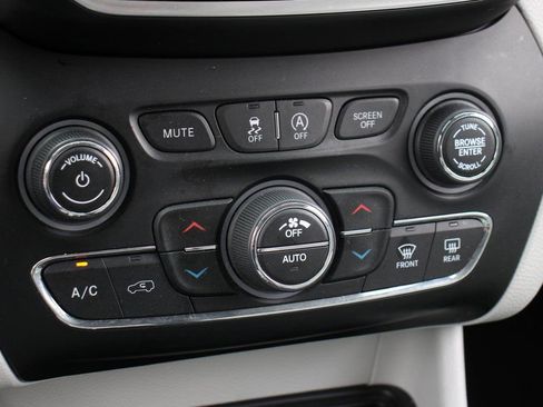 Used 2020 Jeep Cherokee Limited image 29