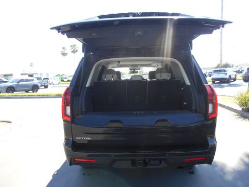 Used 2025 Ford Expedition Active AWD/4WD image 4