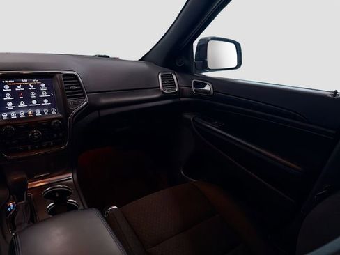 Used 2018 Jeep Grand Cherokee Laredo image 22