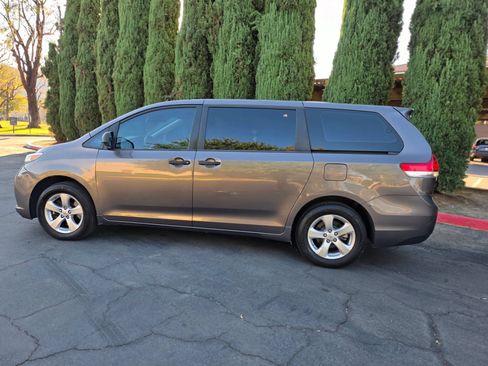 Used 2013 Toyota Sienna L w/ Towing Pkg FWD image 44