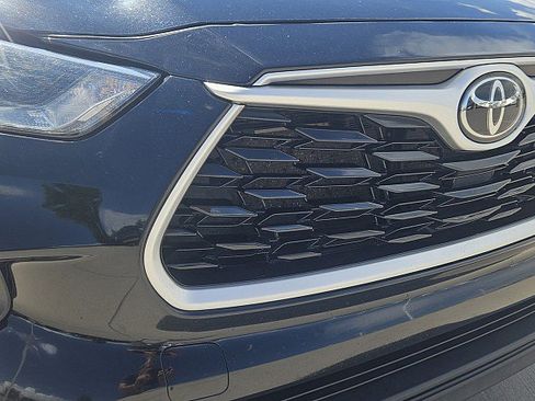 Used 2023 Toyota Highlander L FWD image 3