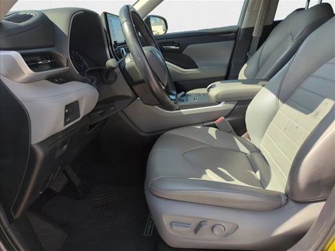 Used 2021 Toyota Highlander XLE image 12
