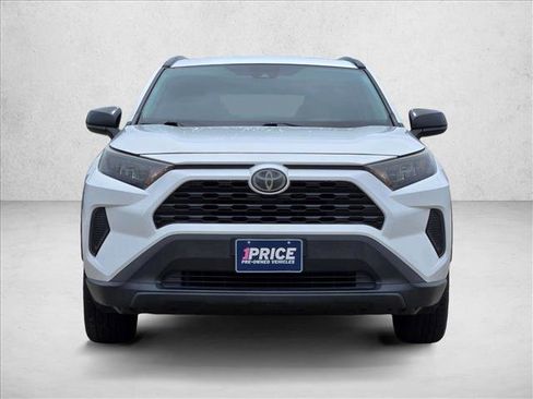 Used 2019 Toyota RAV4 LE FWD image 2