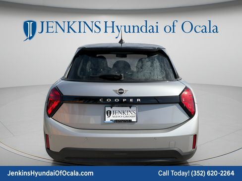 Used 2025 MINI Cooper 4-Door Hardtop FWD image 4