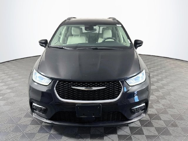 Used 2021 Chrysler Pacifica Touring-L FWD image 2