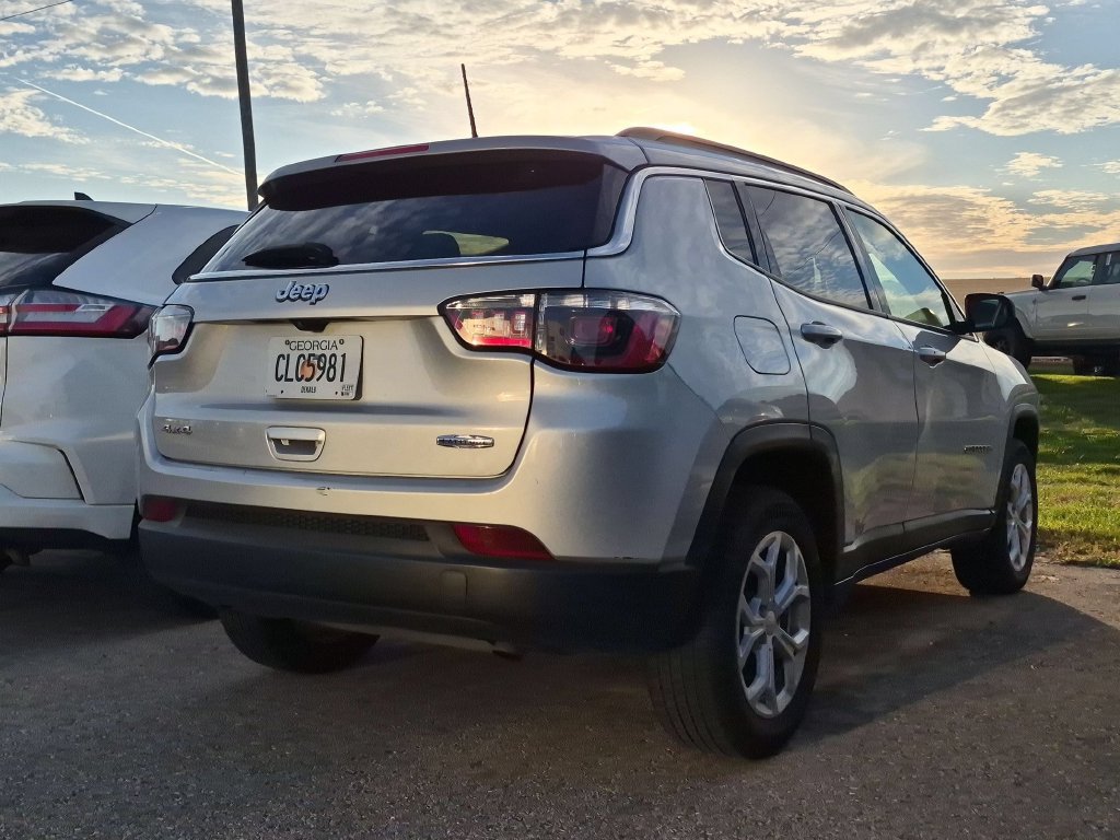 Used 2024 Jeep Compass Latitude AWD/4WD image 2