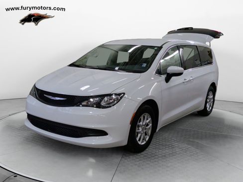 Used 2022 Chrysler Voyager LX image 7