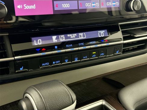 Certified 2024 Toyota Sienna XLE FWD image 25