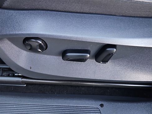 Used 2022 Volkswagen Tiguan SE image 21