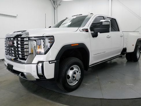Used 2025 GMC Sierra 3500 Denali w/ Denali Reserve Package AWD/4WD image 3