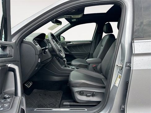 Used 2022 Volkswagen Tiguan SE R-Line image 9