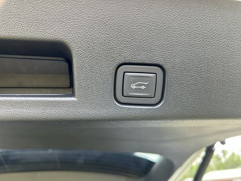 Used 2024 Chevrolet Traverse LT image 20