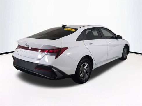 Used 2025 Hyundai Elantra SE FWD image 5