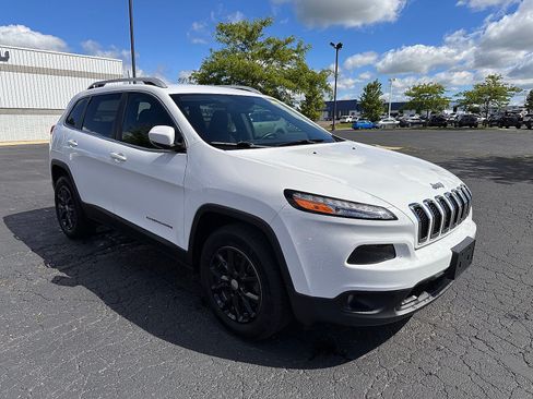 Used 2017 Jeep Cherokee Latitude w/ Safety/Convenience Group AWD/4WD image 1