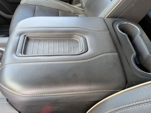 Used 2024 Chevrolet Suburban Premier image 32