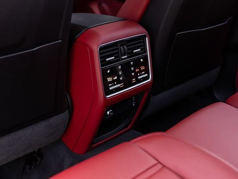 Certified 2023 Porsche Cayenne S Platinum AWD/4WD image 27