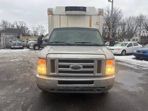 Used 2017 Ford E-450 and Econoline 450 Super Duty image 2