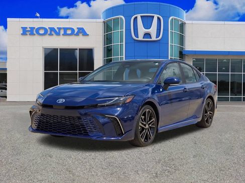 Used 2025 Toyota Camry XSE FWD image 7