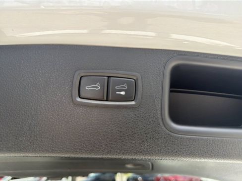 Used 2024 Porsche Macan AWD/4WD image 13