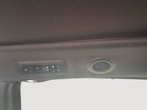 Used 2023 Chrysler Pacifica Limited w/ Uconnect Theater Family Group AWD/4WD image 18