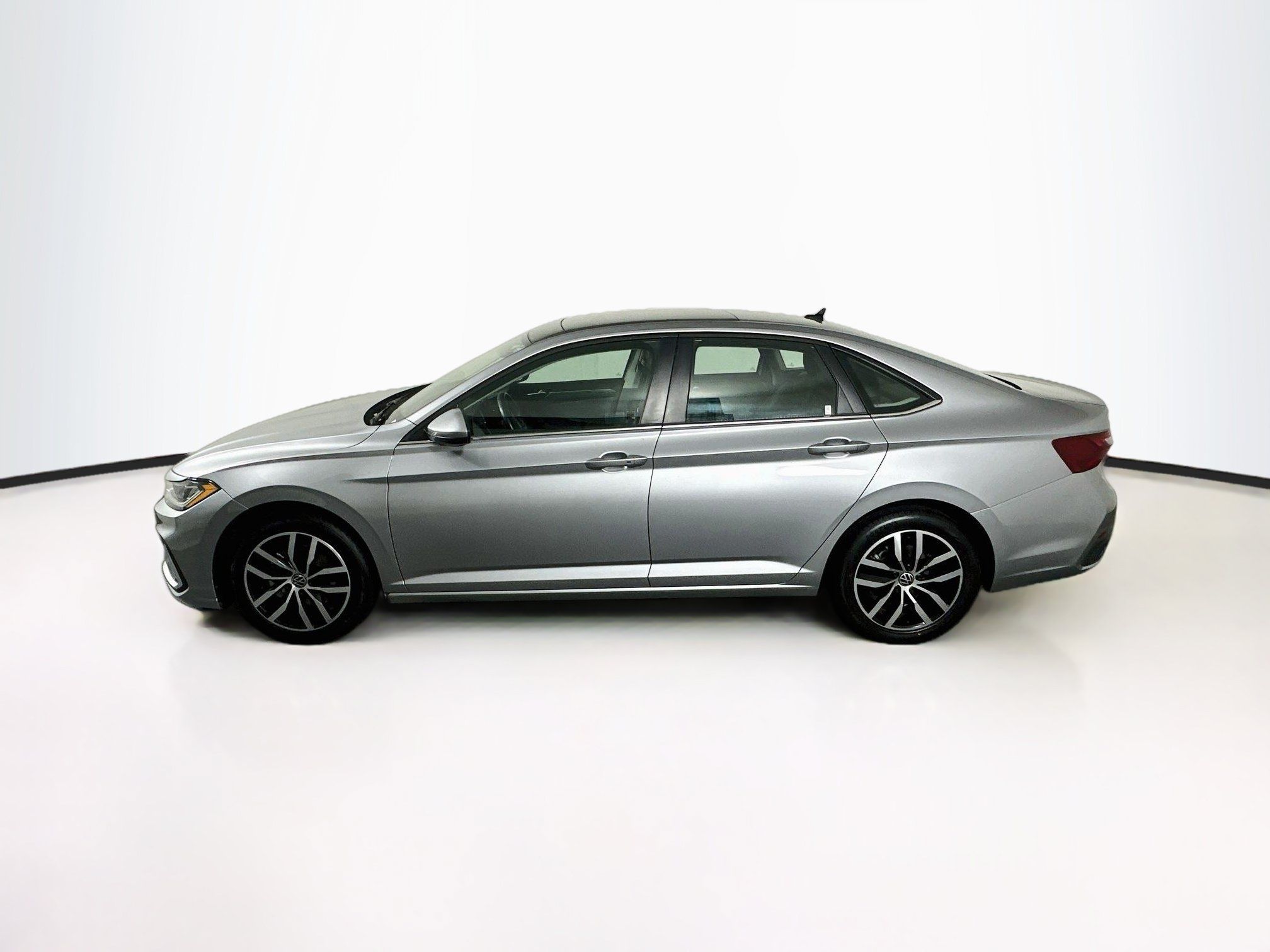 Used 2025 Volkswagen Jetta SE FWD image 4
