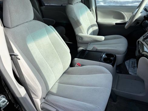 Used 2013 Toyota Sienna LE image 17