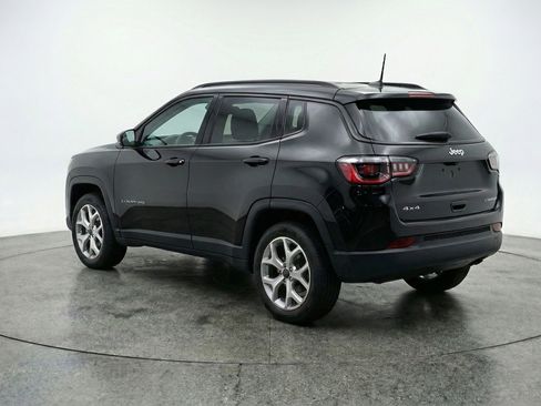 Used 2025 Jeep Compass Latitude AWD/4WD image 6