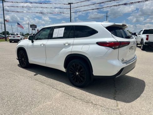 Used 2021 Toyota Highlander Platinum FWD image 4